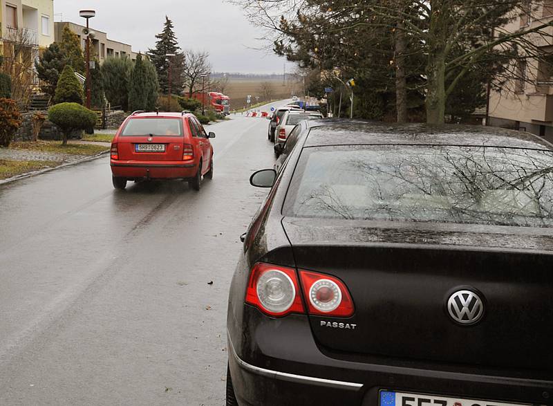 KVŮLI ŠŇŮŘE PARKUJÍCÍCH AUT dnes projíždějí vozidla, která míří ke kruhovému objezdu,  prakticky v celé délce Vlčnovské ulice v protisměru.