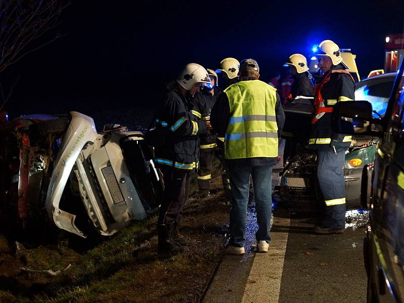 Při nehodě tří osobních vozidel a bagru mezi Bylany a Heřmanovým Městcem bylo pět osob zraněno.