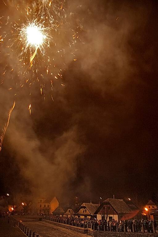 V Hlinsku spustili ohňostroj až na Nový rok večer.