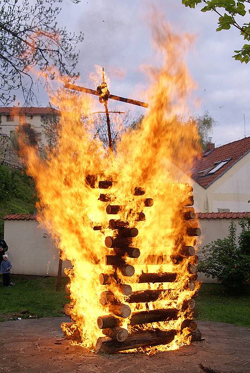 Pálení čarodějnic na Koniášově plácku u Divadla Karla Pippicha v Chrudimi.