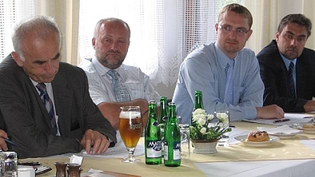 Účastníci jednání Jiří Vačkář, Jiří Kubínek, Pavel Šotola a František Jelínek (zleva).