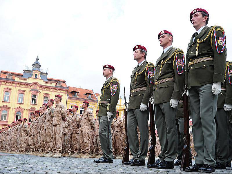 Slavnostní nástup 7. kontingentu Provinčního rekonstrukčního týmu (PRT) po návratu z afghánského Lógaru na chrudimském Resselově náměstí.