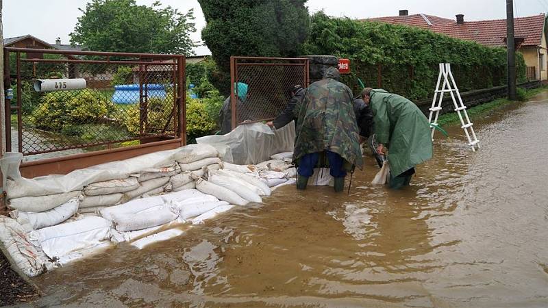 V Luži budují provizorní protipovodňové zábrany pomocí pytlů z pískem.