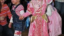 Děti se bavily při karnevalu ve Slatiňanech.