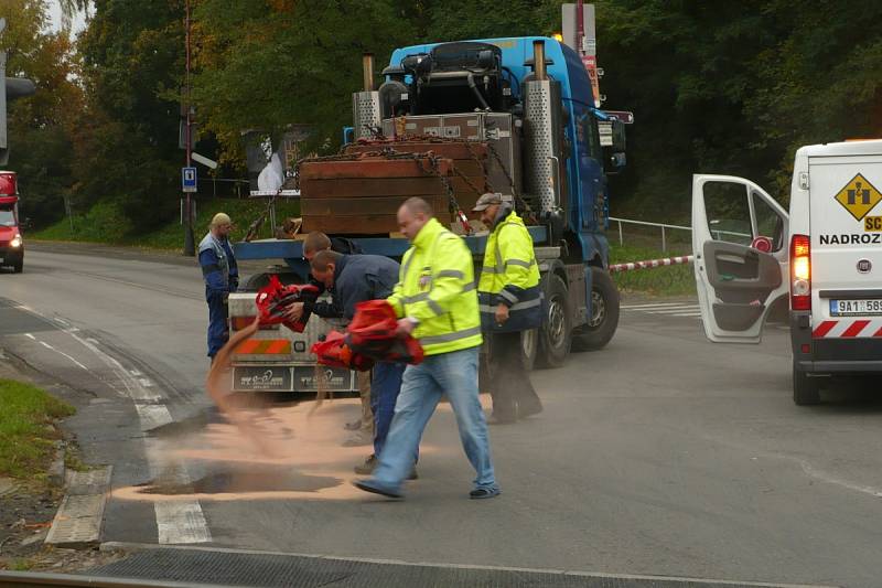 Dopravu v Chrudimi v pátek 11. října zkomplikoval nadměrný náklad.