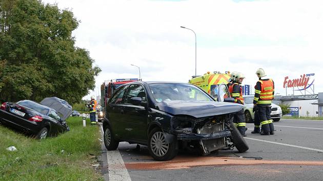 Srážka dvou vozů u chrudimského Family centra si vyžádala dvě lehká zranění.