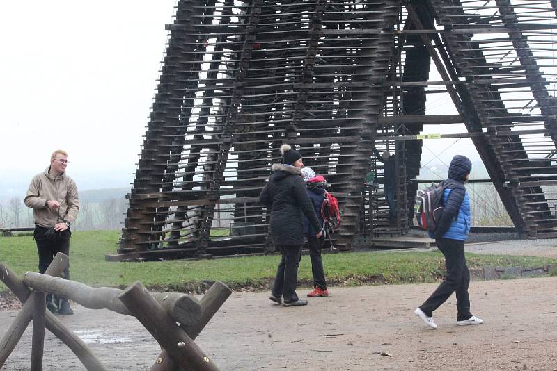 Lidé vyrazili na oblíbený Kočičí hrádek i rozhlednu Báru u Slatiňan