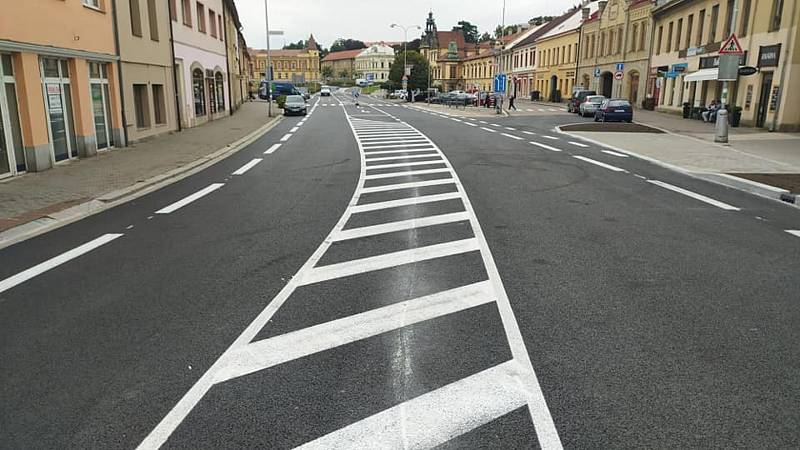 Oprava Masarykova náměstí v Chrudimi se dotkla i kruhové křižovatky.