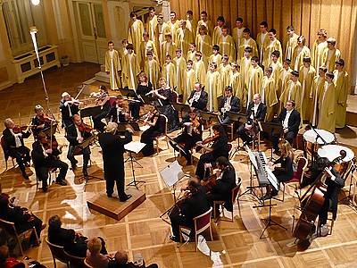 Pardubická komorní filharmonie a chlapecký sbor Boni Pueri.