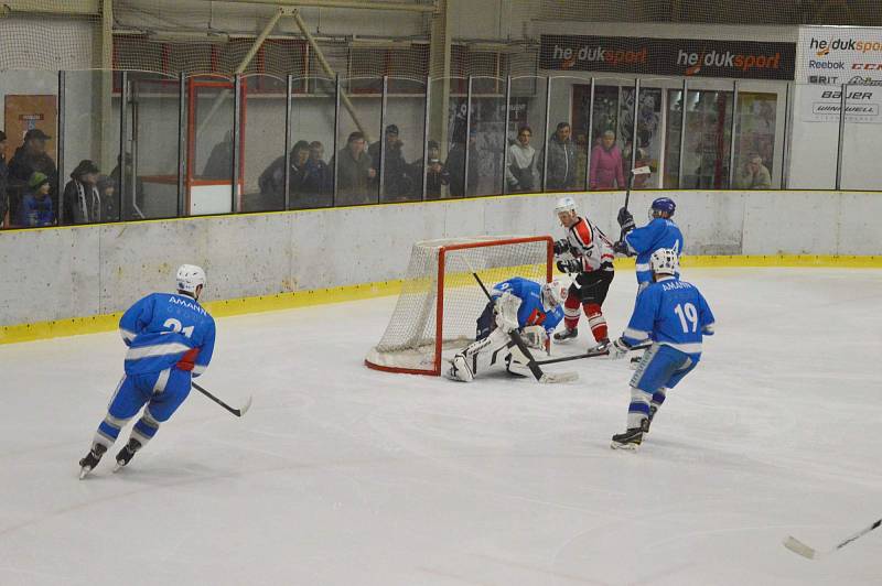 Chrudim - Světlá 3:5 (0:1, 3:0, 0:4). Na první finálovou bitvu o titul Přeborníka Pardubického kraje si našlo přes konkurenci extraligových Pardubic cestu takřka pět set diváků!