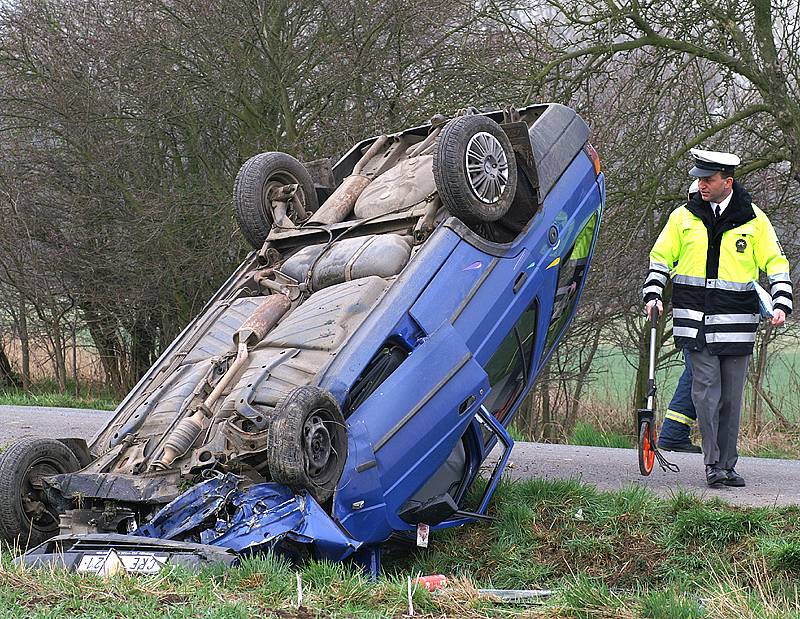Při dopravní nehodě mezi Luží a Chroustovicemi byl zraněn řidič vozu.