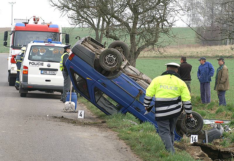 Při dopravní nehodě mezi Luží a Chroustovicemi byl zraněn řidič vozu.