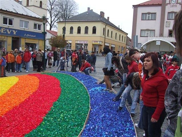 Skutečské děti překonaly národní rekord v počtu sebraných víček.