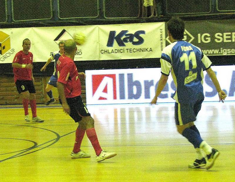 Era-Pack Chrudim porazil v prvním čtvrtfinále play off I. futsalové ligy Torf Pardubice 6:1.