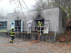 Výboj statické elektřiny způsobil požár skladu v Hlinsku