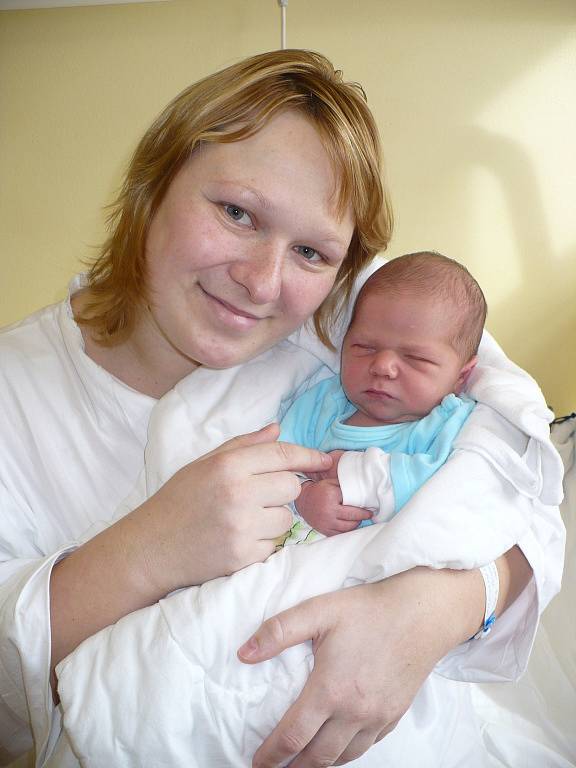 VÁCLAV ŠMEJKAL dostal jméno po tatínkovi, je to prvorozený syn. Chlapeček přišel na svět 6.3. 2009 v 6.50 hodin s mírami 3,28 kg s 50 cm. Rodiče Veronika a Václav Šmejkalovi s ním budou žít v Nasavrkách.