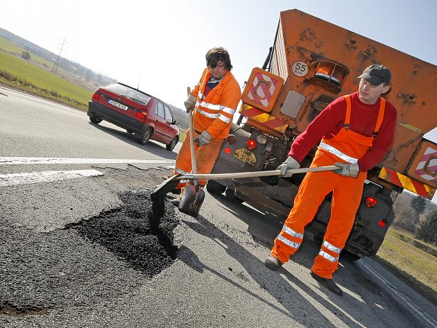 Letošní nejhorší silniční díru na Vysočině řidiči mohli potkat v Okřešicích