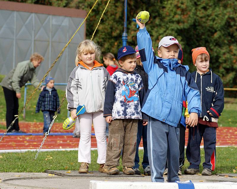 Letní stadion v Chrudimi patřil atletům z mateřinek.