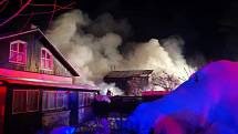 Desítky hasičů likvidovaly požár chaty, škoda je milion korun