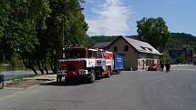 Dobrovolní hasiči z Chrudimě a jejích místních částí Markovice a Topol včera odjeli pomáhat s likvidací škod způsobených povodní do Štěchovic u Prahy.