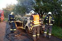 Díky neuvěřitelné náhodě, kdy se hasiči vraceli kolem z nedalekého zásahu u spadlého stromu, byli u hořící škodovky u Třech Bubnů na Chrudimsku během pouhých dvou minut.