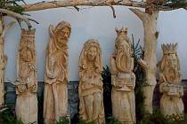 Ručně tesané sochy betlému jsou v životní velikosti jsou dílem řezbáře Josefa Cypriána.