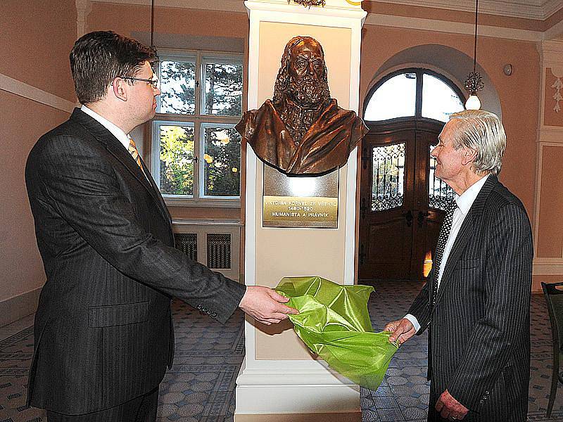 Tehdejší ministr spravedlnosti Jiří Pospíšil a autor plastik Jaroslav Brož společně odhalují jednu z bust chrudimského panteonu.