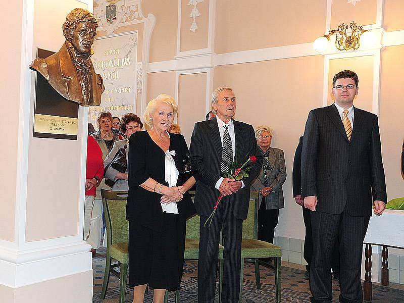 Ve vestibulu chrudimského Muzea byly za přítomnosti ministra spravedlnosti Jiřího Pospíšila i autora plastik Jaroslava Brože v podvečer slavnostně odhaleny dvě busty nového chrudimského panteonu.
