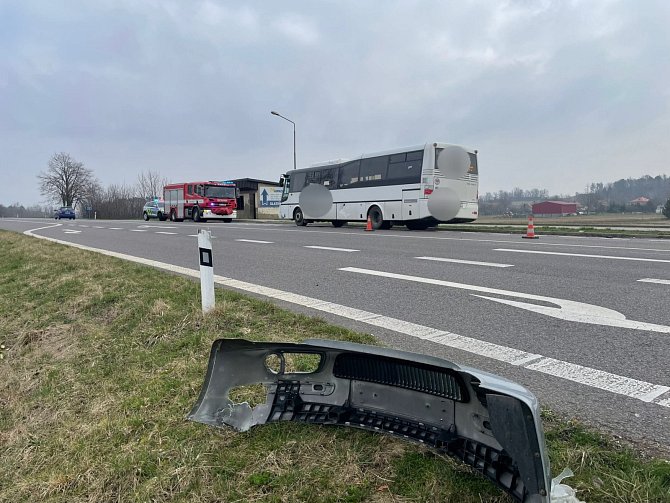  V autobusu mělo cestovat šest osob. V osobním voze byla pouze řidička.