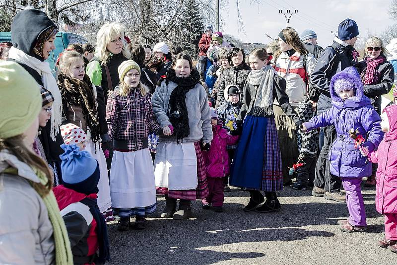 Děti z národopisného souboru Kuřátka vyprovodily Morenu k řece a hodily ji dovnitř.