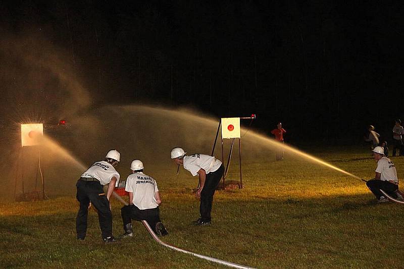 Dobrovolné jednotky hasičů opět závodily na noční soutěži v Kladně u Hlinska.