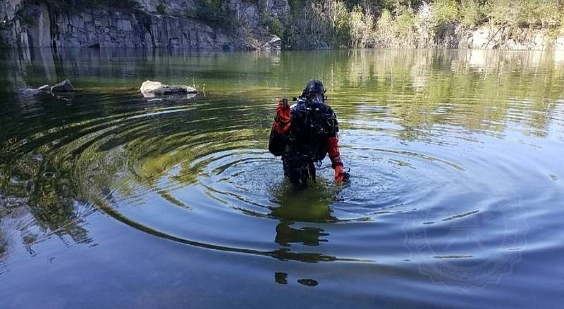 Inzulinovou pumpu chlapečkovi vytáhli z vody potápěči