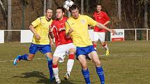 Fotbalisté MFK Chrudim (ve žlutém) zvítězili v 18. kole ČFL na hřišti Kunic 1:0. O jediný gól utkání se postaral Tomáš Vácha.