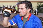 Po náročném sportovním výkonu pivo chutná,  o tom mohou hovořit účastníci sobotního triatlonu Skutečská trojka.