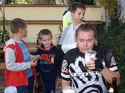 Po náročném sportovním výkonu pivo chutná,  o tom mohou hovořit účastníci sobotního triatlonu Skutečská trojka.