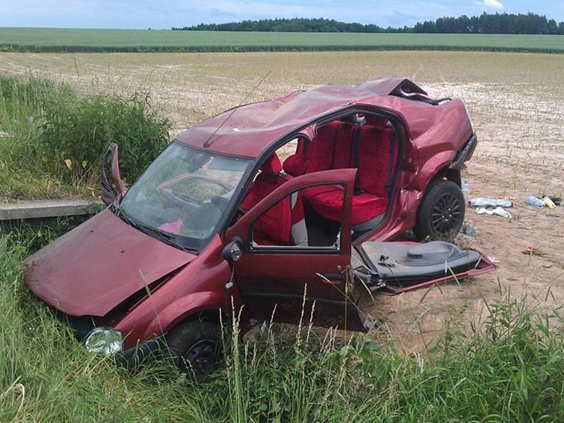 Automobil skončil ve Stojicích na poli.