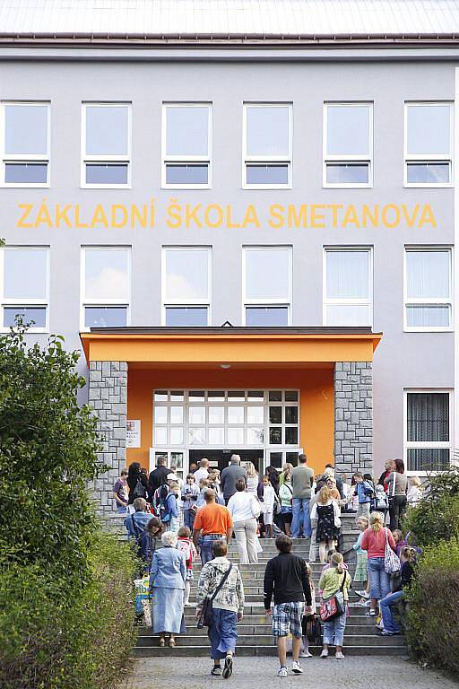 Na školáky ze ZŠ Smetanova v Hlinsku první den školy čekala 1. září 2011 nově opravená škola.
