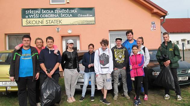 Studenti naplnili šest pytlů odpadky