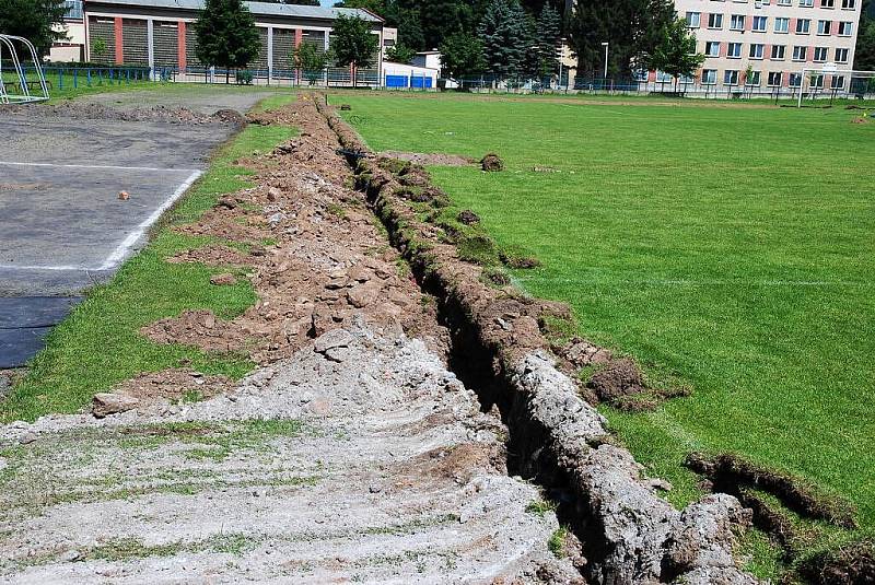 Nové zavlažovací zařízení zlepší kvalitu trávníku na třemošnickém fotbalovém hřišti. Dojde i ke zrychlení hry. 