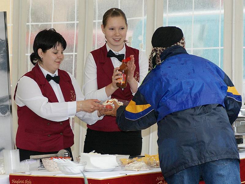 Festival světových kuchyní, to byl další jarmark, který se odehrál na Resselově náměstí v Chrudimi.