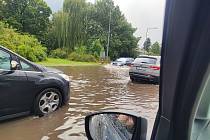 Svitavy, povodeň na velkém kruhovém objezdu u obchodního centra, pondělí 14. srpna