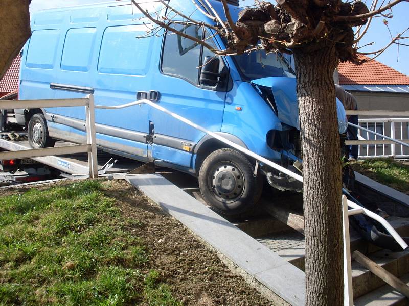 Dodávka bez řidiče se samovolně rozjela ze skutečského náměstí, sjela po schodech a zarazila se až u kostela.