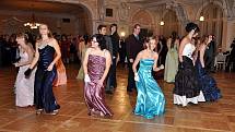 Maturanti z Obchodní akademie tříd 4. A, 4.B a 4.C si maturitní ples v chrudimském Muzeu náležitě užili.