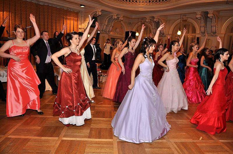Maturanti z Obchodní akademie tříd 4. A, 4.B a 4.C si maturitní ples v chrudimském Muzeu náležitě užili.