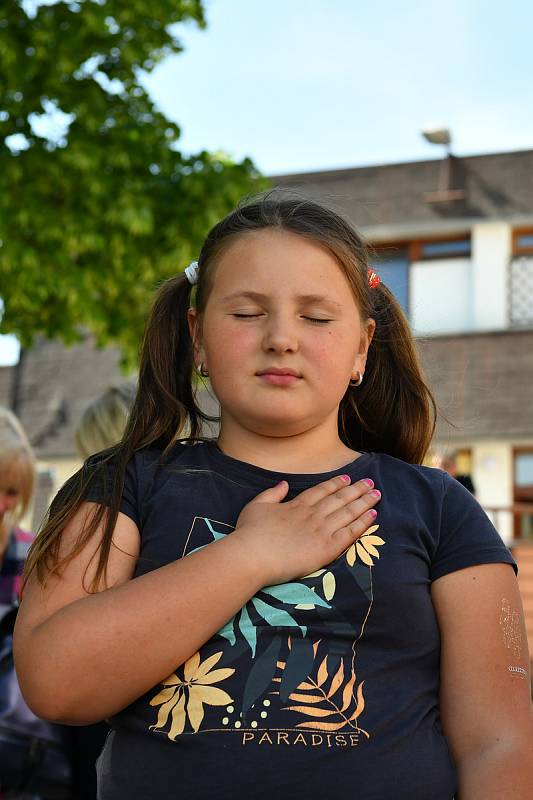 Setkání s týmem běžců z celého světa bude připomínat deska u kavkazské jedle, Stromu Míru.