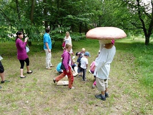 Na žumbereckém hradě a podhradí se v sobotu konal už tradiční Pohádkový les. Tentokrát s rekordní účastí dětí a rodičů.