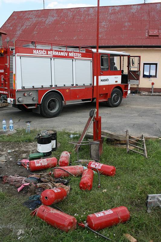 Podolský potok vyplavil i heřmanoměsteckou hasičárnu, kde se celý den uklízelo a sušilo.