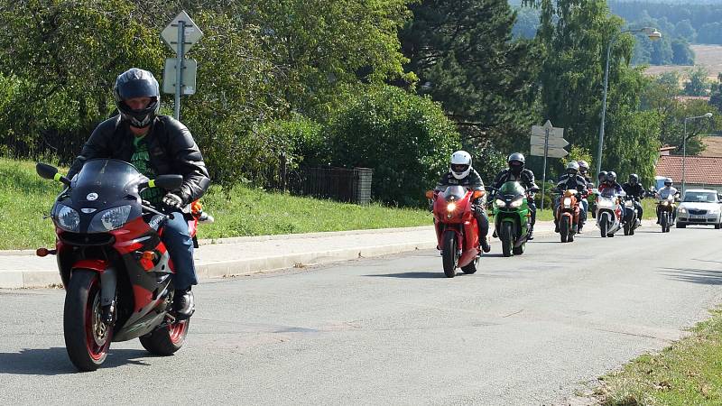 Jiří Pazdera požádal svou přítelkyni Karolínu Batkovou o ruku během motorkářské vyjížďky.