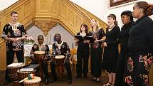 SNÍMKY SE VRACÍME k nědělnímu odpoledni, kdy Farní sbor Českobratrské církve evangelické uspořádal v Chrudimi vystoupení angolsko–české hudební skupiny Nsango malamu. Hudebníci a zpěváci představili duchovní i folklorní hudbu z Angoly a Konga.