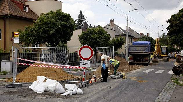 ČÁST SAKAŘOVY ULICE je kvůli havarijnímu stavu kanalizace uzavřena. S uzavírkou této pardubické ulice musí řidiči počítat až do 21. srpna. 